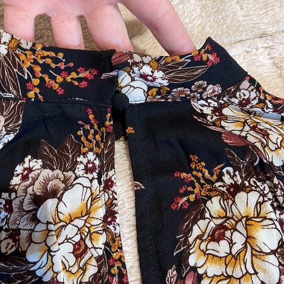 Chloe and Katie Floral Top 🌻 - Picture 3 of 4